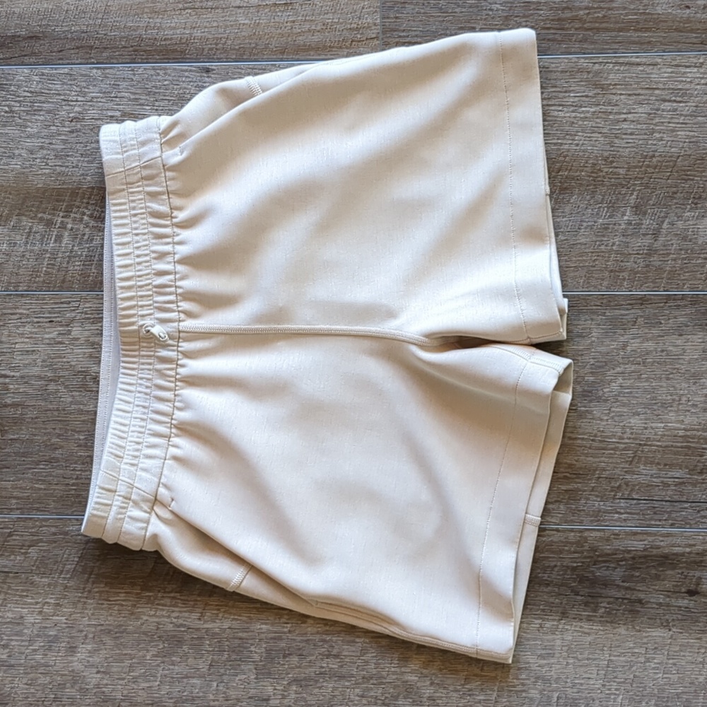 Lululemon Softstreme Sz 4 High-Rise Short 4" Tan
